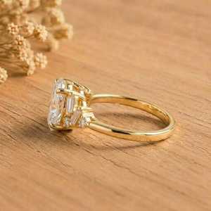 Bague de fiançailles en or massif avec diamant de laboratoire ovale de luxe, couleur E, clarté VVS, sertie de pierres latérales baguette et rondes, bague fine - Product Image 4