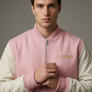 Chaqueta de lana rosa para hombre con mangas color crema, cuello y puños de punto acanalado, cremallera frontal completa, ropa de calle casual premium, prenda exterior personalizada de dos tonos. - Product Image 4