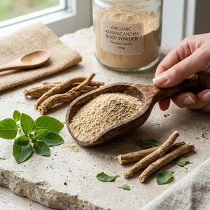 Poudre de racine d'ashwagandha biologique, ingrédient végétal fin de qualité alimentaire, en pot en verre pour compléments alimentaires et applications en boissons - Product Image 1