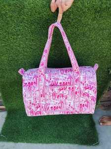 Sac fourre-tout rose imprimé avec motif décoratif et doubles poignées d'épaule pour le shopping décontracté et les essentiels quotidiens - Product Image 3