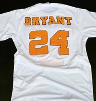 T-shirt blanc pour homme The Goat Collection, imprimé floqué GOAT 23, logo rouge, manches courtes, col rond, coupe décontractée en jersey