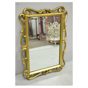 Miroir mural de luxe en aluminium avec forme carrée plaquée or unique, parfait pour la décoration élégante de la salle de bain - Product Image 1