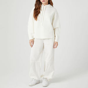 Survêtements personnalisés pour femmes, grammage lourd 500 GSM 350 GSM, en molleton polyester/coton, avec broderie, comprenant un sweat à capuche oversize et un short - Product Image 2