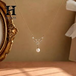 Collier de mariée minimaliste avec pendentif en forme de branche florale délicate et chevron, orné de diamants de laboratoire taille marquise et de perles - Product Image 2