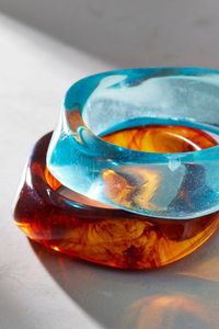 Brazalete de Resina Hecho a Mano, Ecológico, Estilo Indio, con Patrón Naranja y Verde, Forma Redonda, Joyería Coleccionable - Product Image 4