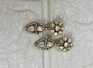 Pendientes de tuerca clásicos de lujo con diseño floral en forma de pera redonda, chapados en oro, de Amaira Jewels, para mujer, ideales para fiestas. - Product Image 3