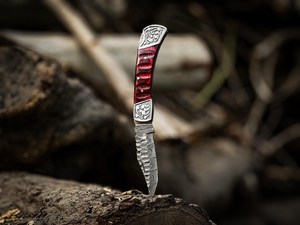 Cuchillo de bolsillo táctico plegable UA Supplies de acero de Damasco de grado industrial con punta de gota, mango rojo e incrustaciones plateadas, 3 años de garantía - Product Image 2