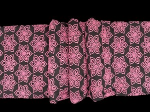 Tela Bordada de Algodón Negra y Rosa de Alta Calidad Premium |   Tela de Algodón con Diseño Floral Calado |   Tela Suave y Transpirable - Product Image 3