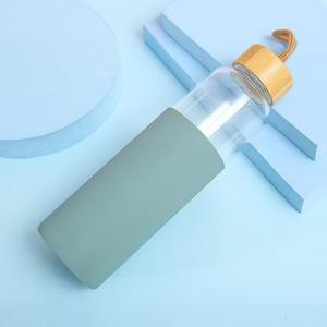 Bouteille en verre minimaliste de 550 ml avec couvercle en bambou, anti-fuite et réutilisable, bouteille d'eau portable pour le bureau et l'hôtel - Product Image 1