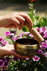 Bol chantant en laiton antique, instrument de thérapie sonore pour la méditation, le yoga, la guérison, l'équilibrage des chakras, la relaxation et la pratique spirituelle - Product Image 2