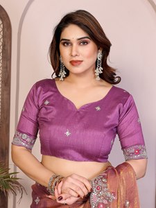Sari en soie de mousseline Fendy de créateur, broderie élégante, bordure passepoilée, réversible, avec chemisier brodé non cousu pour mariage et Diwali - Product Image 2