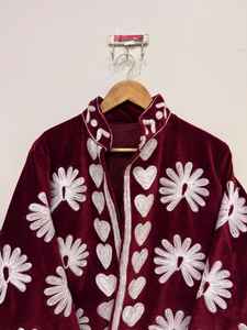 Veste en velours Suzani faite à la main, veste brodée pour femme, veste d'hiver, manteau Suzani, tenue de festival, veste bohème, veste courte - Product Image 3