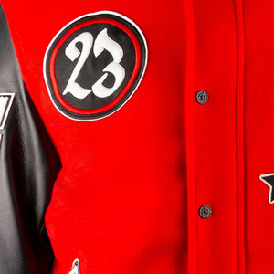 Chaqueta Varsity de Alta Calidad para Adultos, Color Rojo y Manga de Cuero Negro, Logotipo Bordado en Chenille, Chaqueta Varsity de Béisbol - Product Image 6