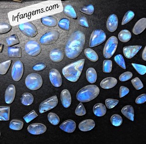 Lot en gros de cabochons de pierre de lune arc-en-ciel naturelle, avec éclat bleu, pierres précieuses en vrac de formes et tailles variées pour la fabrication de bijoux, bagues et pendentifs - Product Image 1