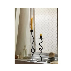 Charmant porte-bougie en fer forgé fait main, centre de table décoratif en métal noir pour anniversaires et événements - Product Image 1
