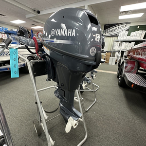 Motor fueraborda Yamaha 8HP 2025 con manillar de timón - Product Image 2