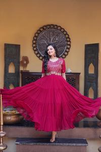 Vestido Anarkali de Diseñador con Bordado de Lentejuelas Zari y Apliques Florales, Vestido de Novia para Exportación - Product Image 2