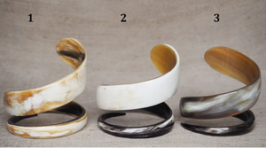Brazalete de cuerno de búfalo natural con diseño de serpiente en espiral de Decor World Expo - Product Image 2
