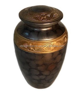 Urna Funeraria Moderna Hecha a Mano de Latón con Acabado de Esmalte Morado y Diseño de Hojas en Relieve - Product Image 2