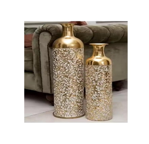 Vase de sol moderne en métal avec design artisanal et finition dorée, idéal pour la décoration de la maison et des fêtes - Product Image 6