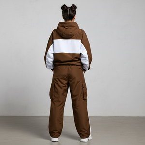 Conjunto deportivo de dos piezas para mujer, con logo serigrafiado personalizado OEM/ODM, 100% nailon, estilo urbano holgado, dos tonos, estilo hip hop. - Product Image 6