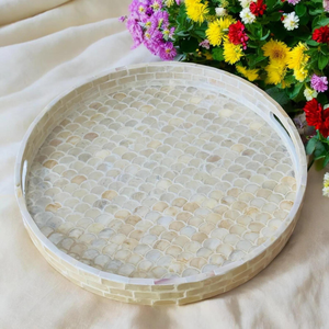 Plateau de service élégant et moderne en laque blanche nacre, écologique, durable, à imprimé floral, avec poignée légère, en coquille de Capiz, pour mariage - Product Image 1