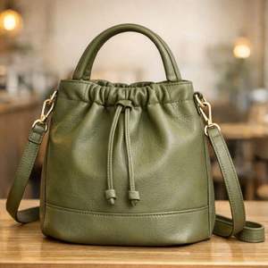 Sac seau en cuir gaufré vert olive tie-dye avec cordon de serrage, poignée supérieure et bandoulière réglable - Product Image 1