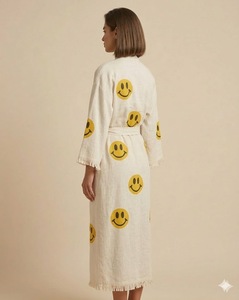 Robe décontractée en lin et coton à imprimé visage souriant, manches longues, longueur midi, coupe ample, ceinture enveloppante, bords effilochés - Product Image 1