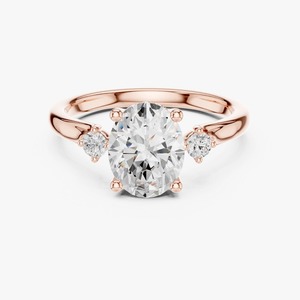 Anillo de Compromiso de Oro Amarillo de 9K con Diamante Cultivado en Laboratorio de Corte Ovalado de 2CT y Tres Piedras Laterales Redondas, Venta al Por Mayor - Product Image 6