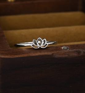 Anillo de Plata de Ley con Flor de Loto Pequeña, Talla Ajustable, Anillo Delicado con Flor de Loto - Product Image 2