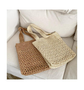 Refina tu estilo diario con este clásico bolso de hilo natural diseñado con una textura de crochet y correas. - Product Image 3