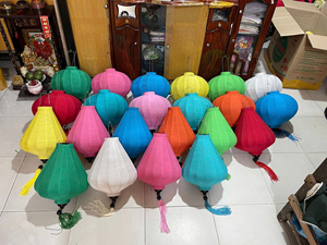 โคมไฟผ้าไหมสไตล์ฮอยศิลปะแบบเวียดนามทำมือสำหรับตกแต่งแขวนไฟภายในงานแต่งงานและงานเฉลิมฉลองในสวน - Product Image 5