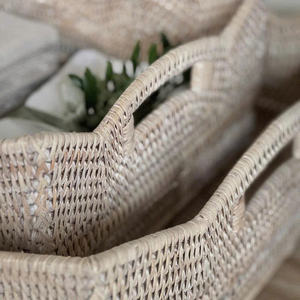 Plateau carré en rotin tressé à la main avec poignées intégrées, pièce de rangement décorative polyvalente pour la mise en scène de tables basses superposées - Product Image 6