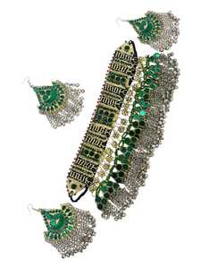 Ensemble de boucles d'oreilles traditionnelles élégantes et magnifiques, inspirées des feuilles vertes et dorées, avec des détails délicats et complexes et de nombreuses broderies. - Product Image 5