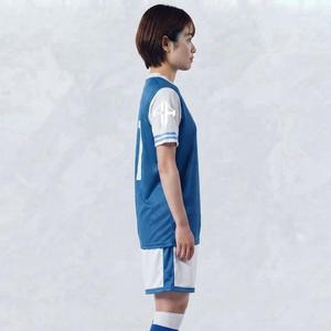 Camiseta de Fútbol Femenina con Logotipo Blanco, Manga Corta, Cuello en V, 100% Poliéster, Corte Regular, Cierre de Tirantes, por RIVIAN ATLANTIC - Product Image 3