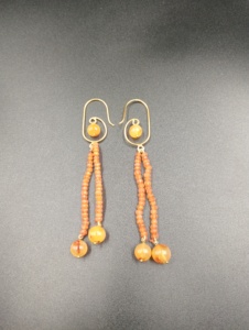 Boucles d'oreilles en perles plaquées or Amaira Jewels, forme goutte d'eau, bijoux minimalistes pour femmes, à porter tous les jours, pour les occasions hindoues - Product Image 6