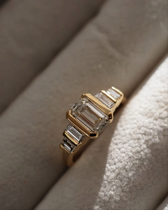 Anillo de Diamantes de Corte Esmeralda de Lujo con Piedras Laterales en Forma de Baguette, Oro Amarillo de 10K/14K/18K, Anillo de Compromiso y Boda para Mujer - Product Image 1