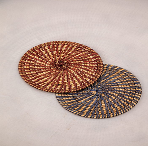 Sous-verres en rotin rose tressé faits à la main, garnis de coquillages de cauris naturels, disponibles à prix de gros. - Product Image 2