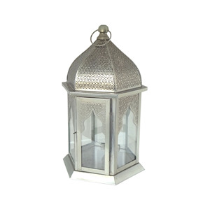 Lanterne à bougie marocaine hexagonale suspendue en argent, avec dôme perforé, arche, garniture métallique, anneau supérieur, poignée et décor de table en verre - Product Image 1