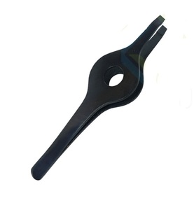 Pince à épiler pour sourcils en titane noir avec pointe inclinée, pince à épiler pour sourcils en acier inoxydable de qualité supérieure avec revêtement en titane - Product Image 1