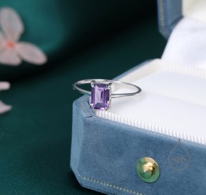 Anillo de Amatista Genuina con Corte Esmeralda en Plata de Ley, Anillo de Piedra de Amatista Natural, Anillos Apilables - Product Image 1