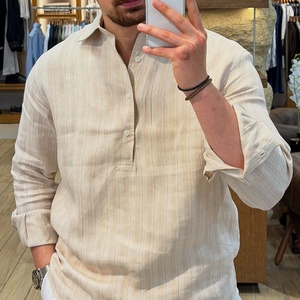 Chemise décontractée à manches longues en tricot avec logo frontal, col à revers, coupe régulière confortable pour homme, beige clair à fines rayures en lin, style Henley - Product Image 3