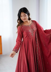 Robe Anarkali en soie Chanderi scintillante de qualité supérieure, ornée de 16 perles Kali, manches Churidar brodées à la main, pantalon évasé de 4 mètres, dupatta, tenue ethnique - Product Image 5