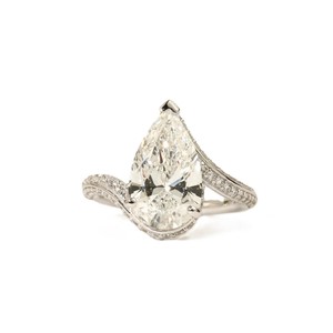 Bague de fiançailles demi-éternité en or massif 10K 14K 18K avec diamants de laboratoire ronds et en forme de poire, couleur DEF, clarté VS VVS, certifiée IGI - Product Image 3