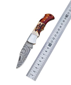 Couteau utilitaire de poche pliant à lame damas fait main avec étui en cuir OEM personnalisable Couteaux de transport de tous les jours - Product Image 1