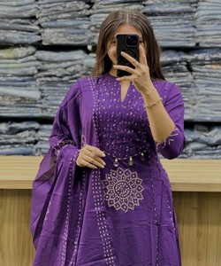 Salwar Kameez Tradicional de Algodón para Mujer con Dupatta, Adorno de Perlas y Latkan, SHAGUN 85301, Estilo Boutique - Product Image 3