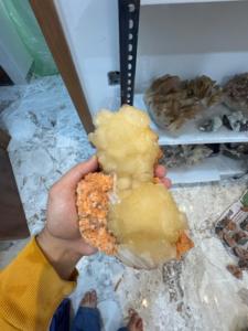 Cristal naturel d'heulandite orange avec stilbite jaune |   Minéraux décoratifs pour la maison et le bureau - Product Image 4