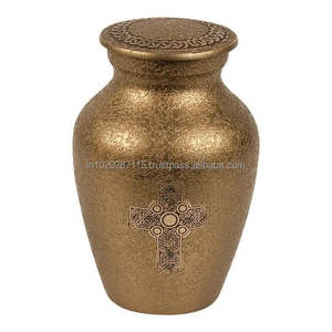 Petite urne souvenir en laiton pour les cendres idéale pour contenir une partie des restes pour un souvenir personnel - Product Image 3