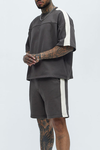 Shorts de détente haut de gamme pour hommes en gris foncé avec empiècements latéraux contrastés et construction confortable d'inspiration athlétique - Product Image 2