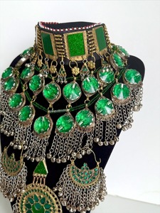 Parure de bijoux afghane verte complète, collier choker afghane, coiffe, boucles d'oreilles, parure de bijoux Kuchi, parure de mariée afghane traditionnelle - Product Image 3